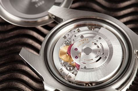 inside a rolex submariner